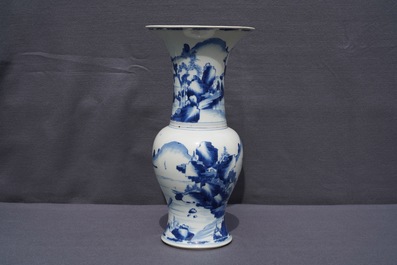 Een Chinese blauwwitte yenyen vaas met figuren in een landschap, Kangxi